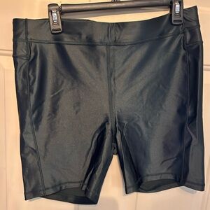 Women's lululemon green sheen shorts-like new